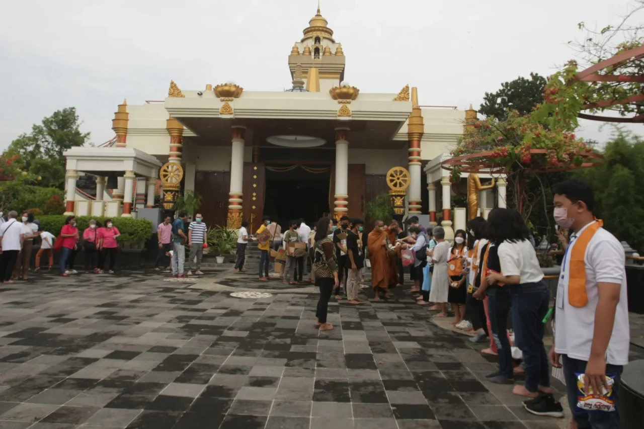 Persembahan Bhikkhu...