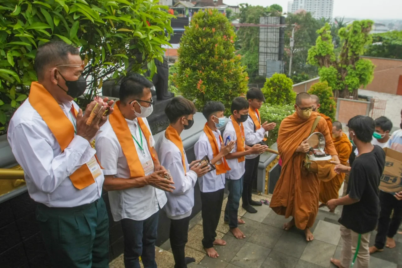 Persembahan Bhikkhu...