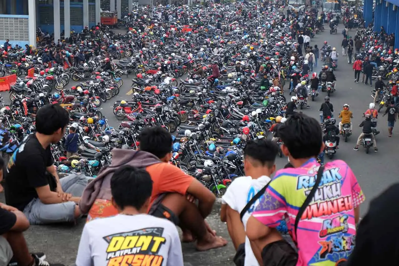 Ribuan Penggemar Motor...
