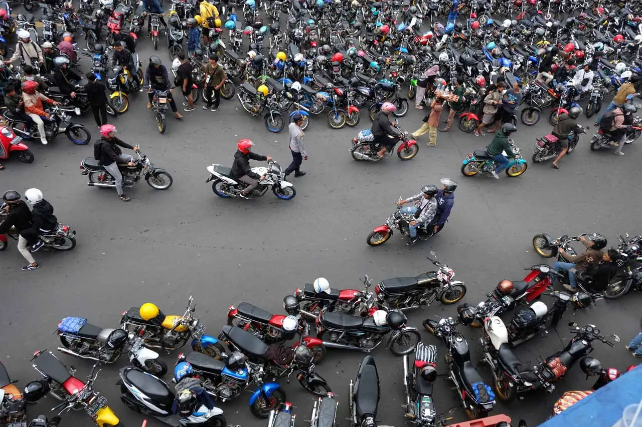 Ribuan Penggemar Motor...