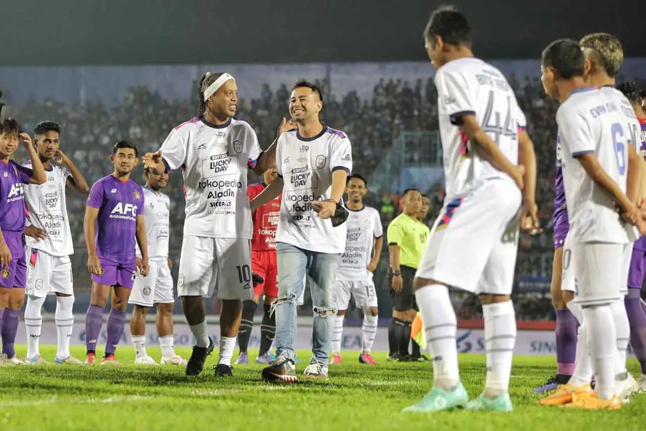 Aksi Ronaldinho Perkuat...