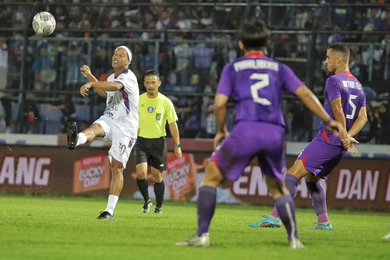 Aksi Ronaldinho Perkuat...