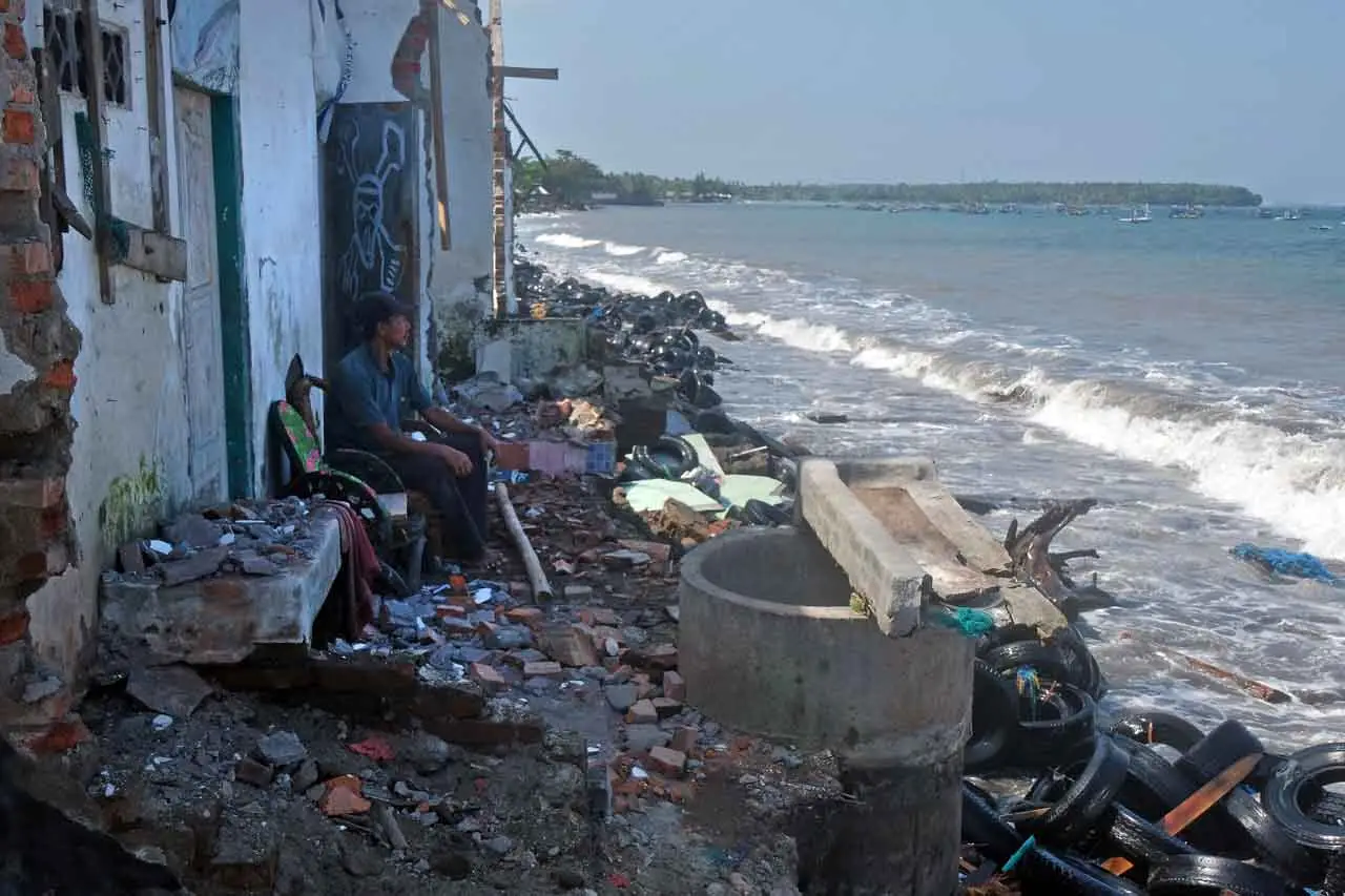 Rumah Warga Rusak Terdampak...