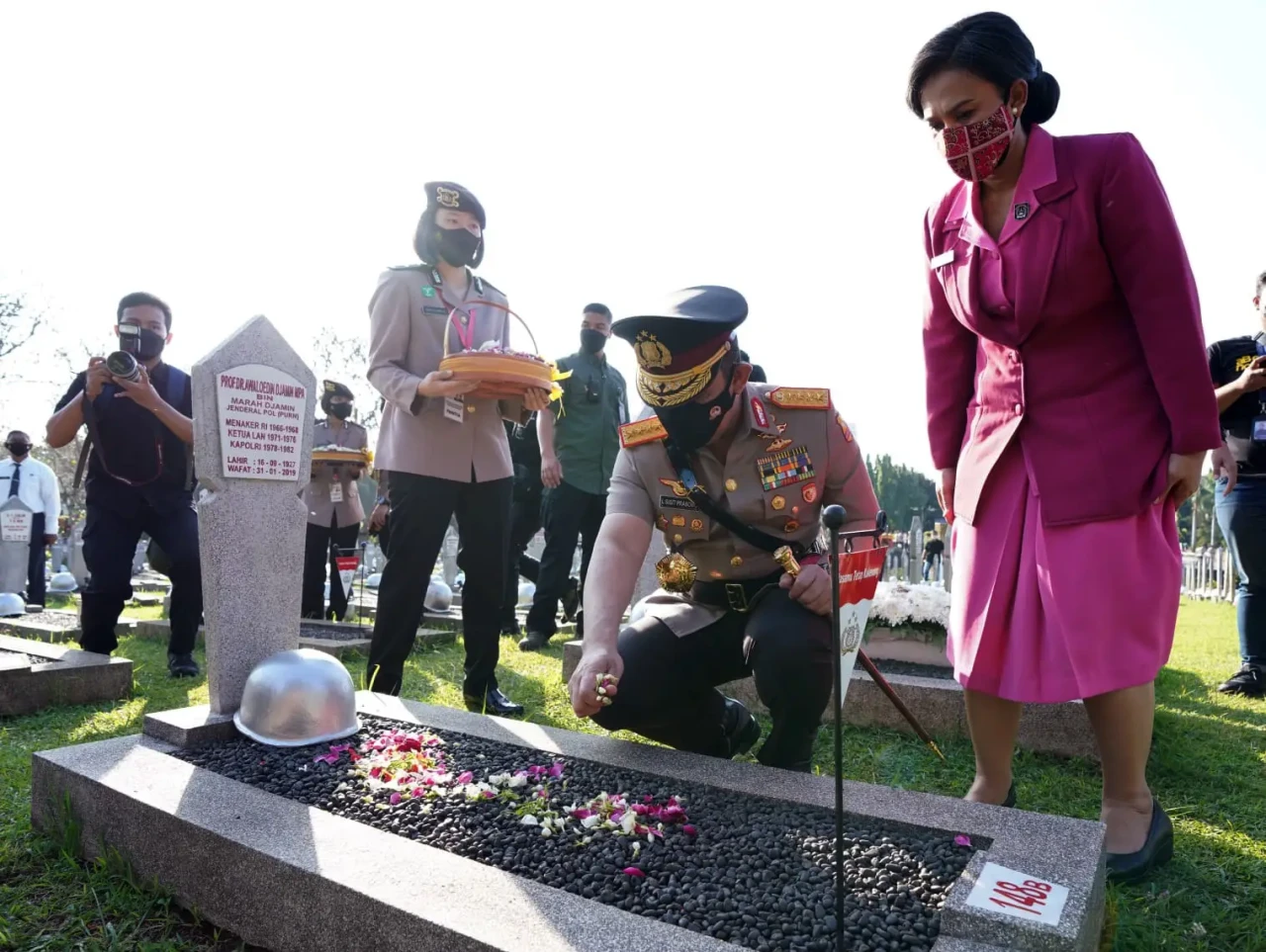 Beri Penghormatan ke...
