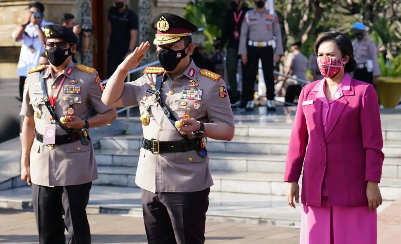 Beri Penghormatan ke...