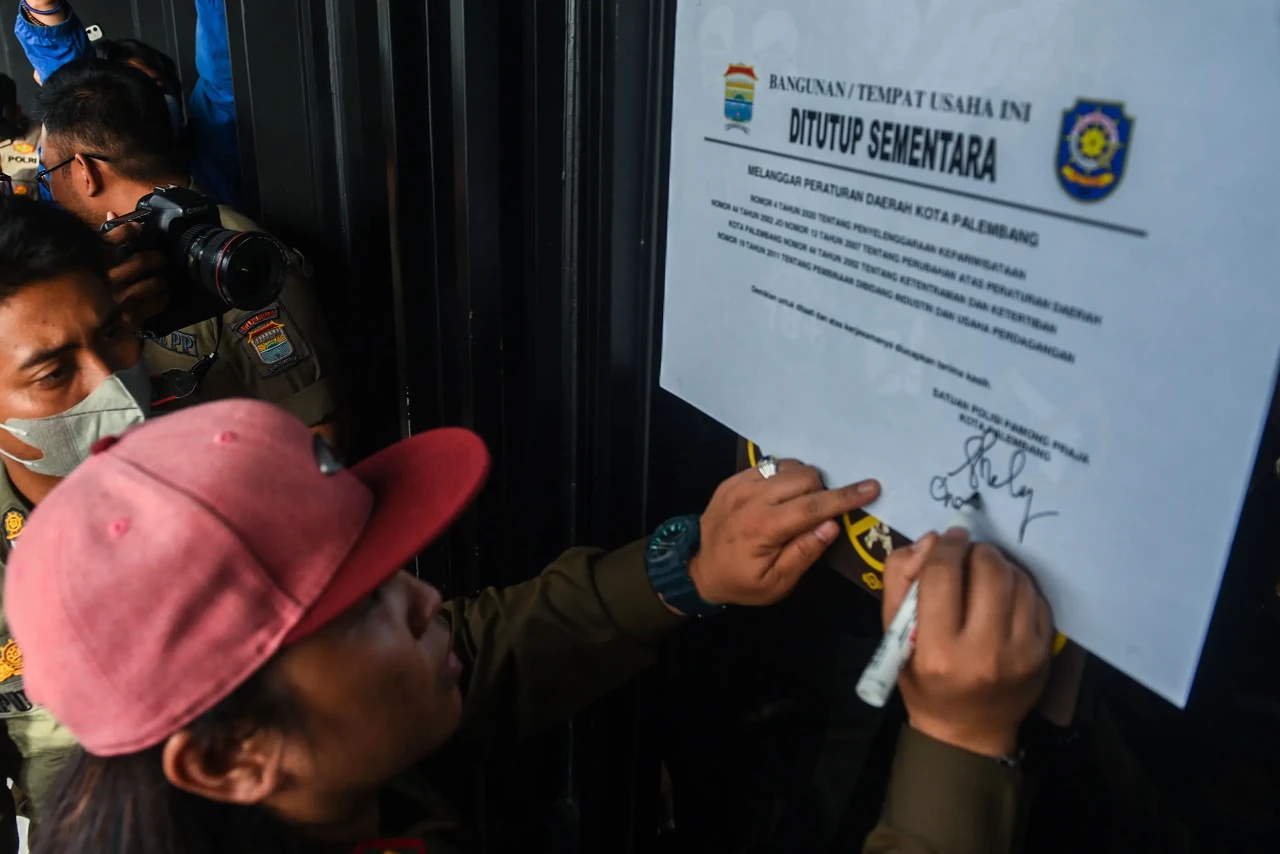 Digeruduk Ratusan Massa,...