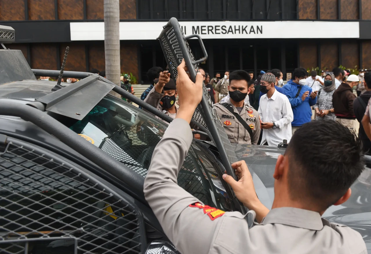 Digeruduk Ratusan Massa,...