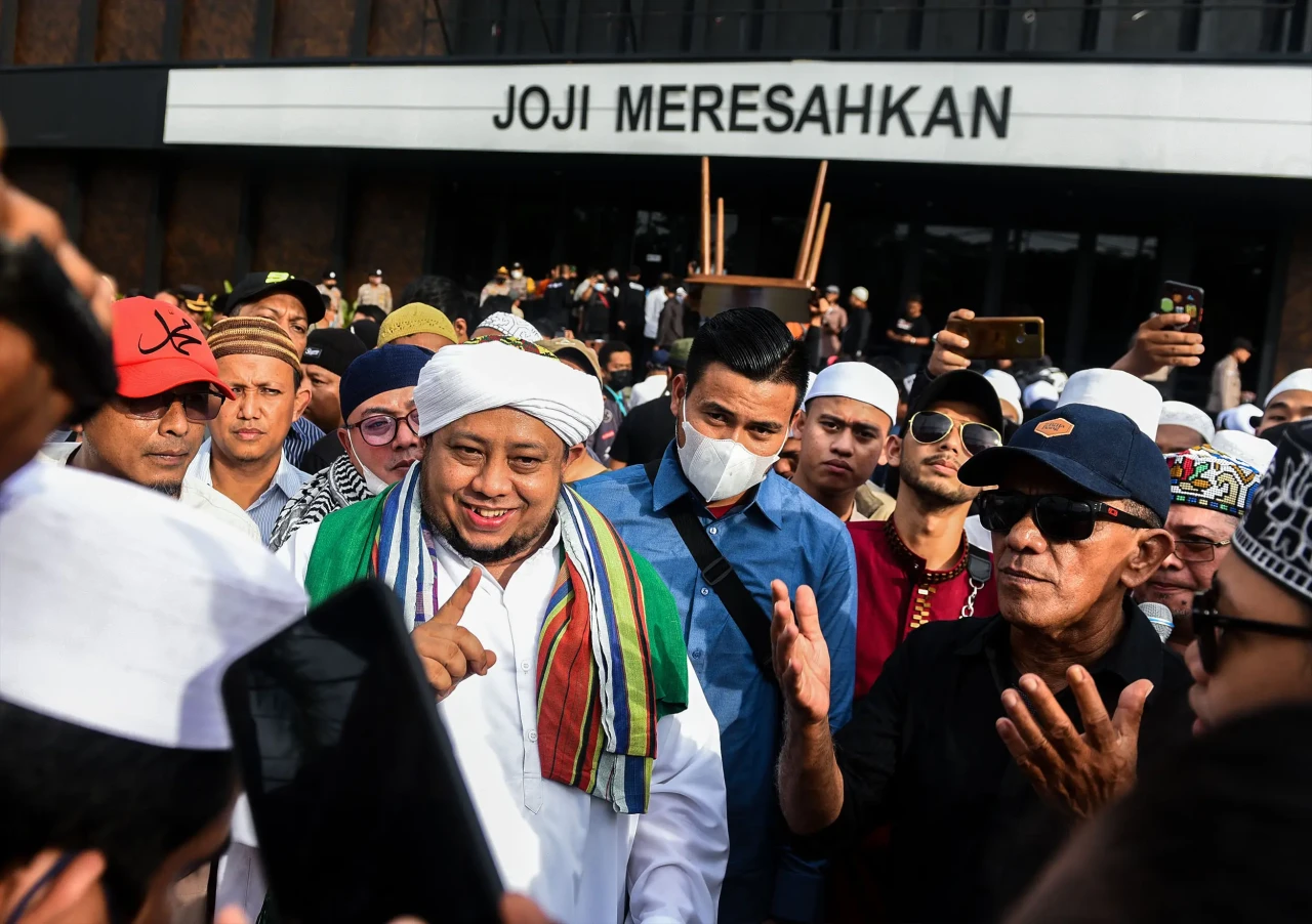 Digeruduk Ratusan Massa,...