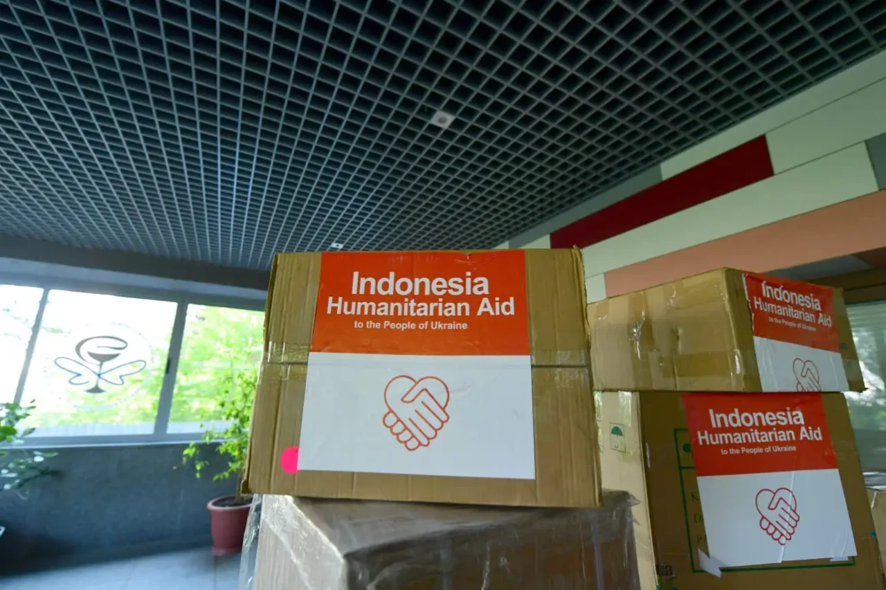 Iriana Joko Widodo Serahkan...