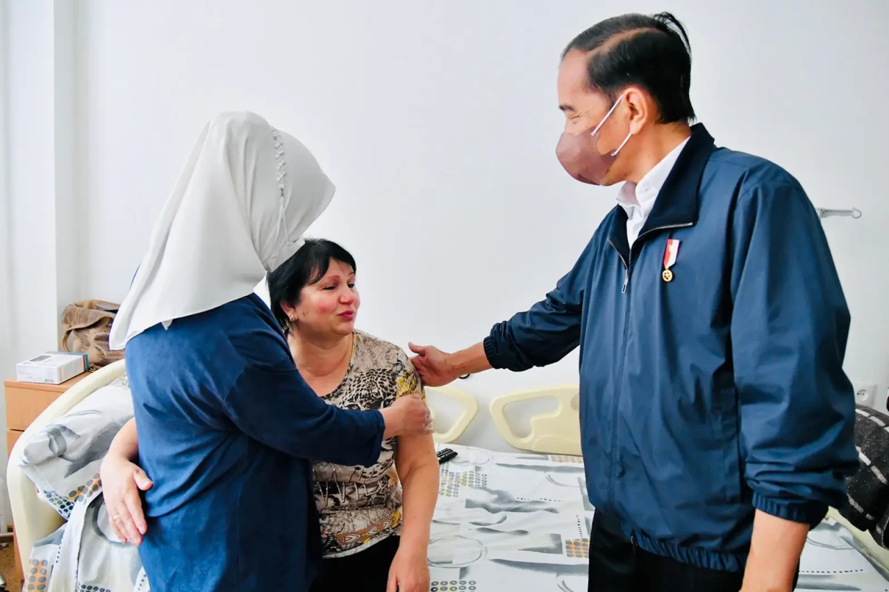 Iriana Joko Widodo Serahkan...