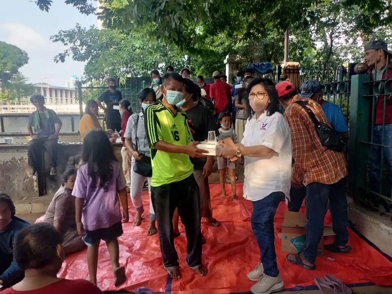 Gerkindo Bagikan Sembako...