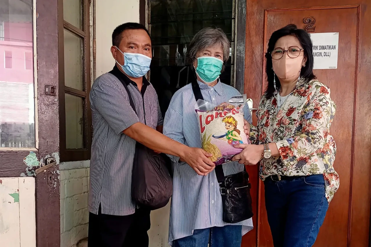 Gerkindo Bagikan Sembako...
