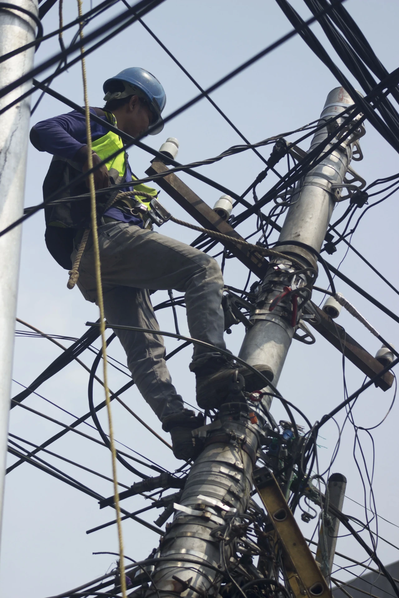 Penertiban Kabel Semrawut...