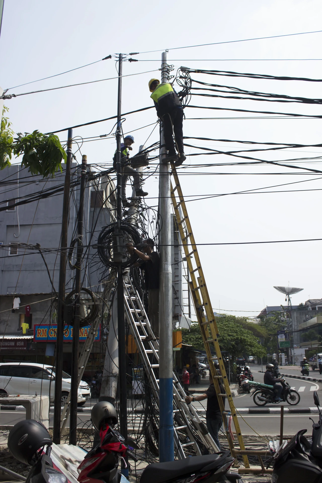 Penertiban Kabel Semrawut...
