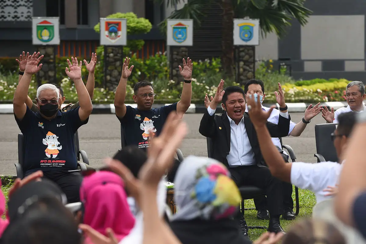 Herman Deru Lepas Kontingen...