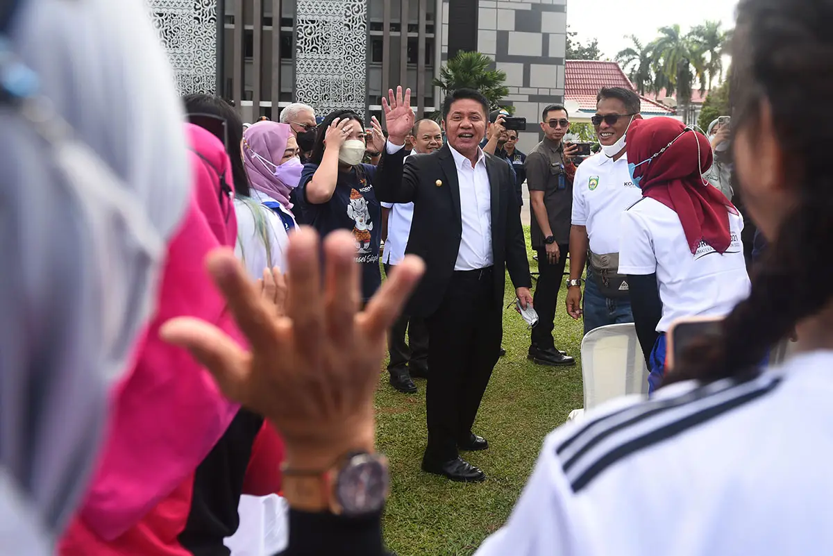 Herman Deru Lepas Kontingen...
