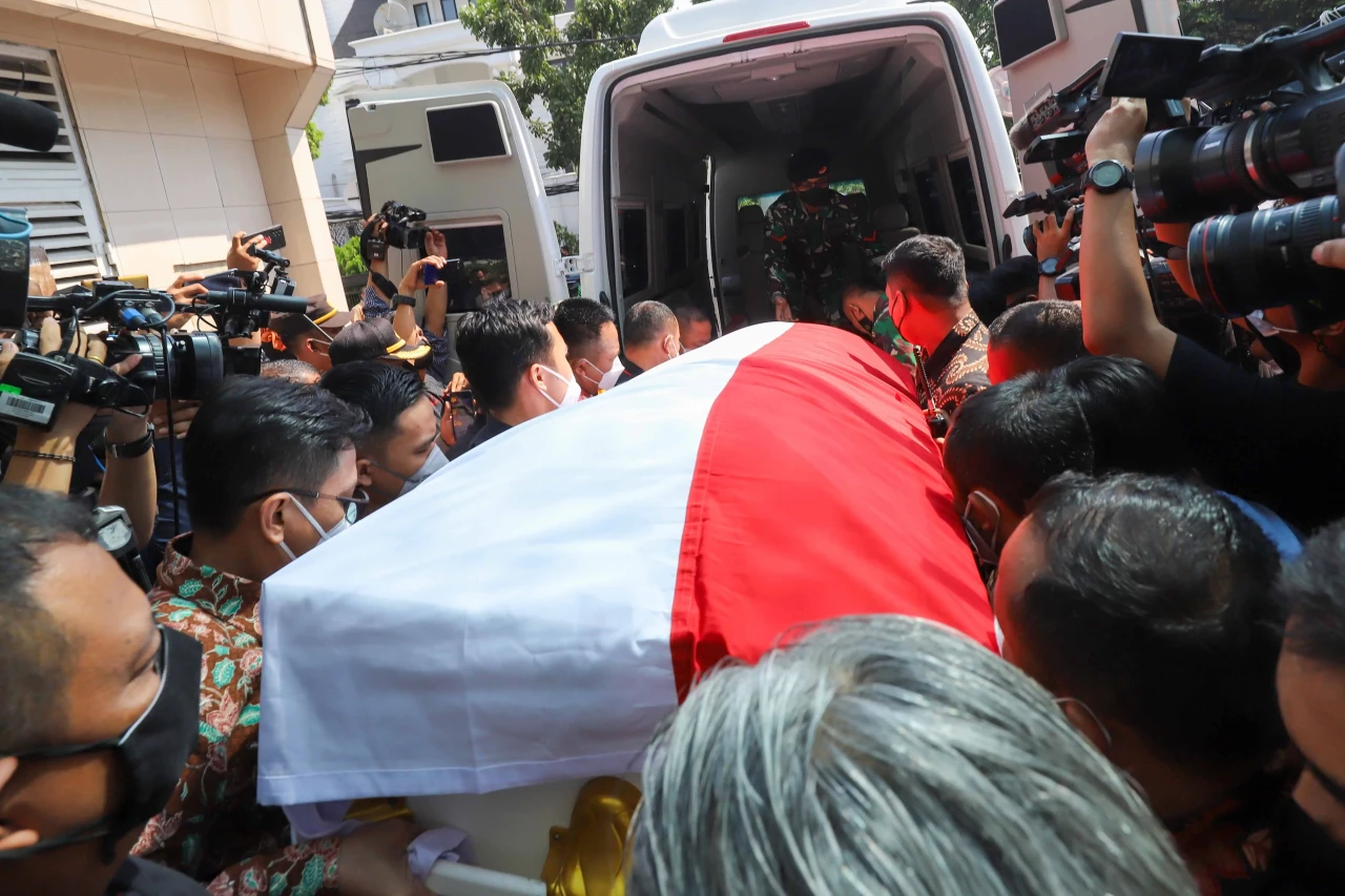 Berbalut Bendera Merah...
