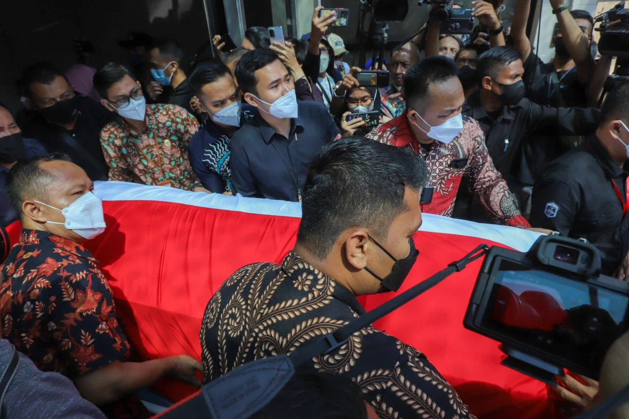 Berbalut Bendera Merah...