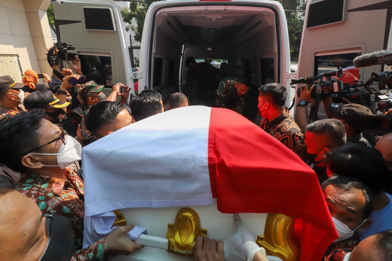Berbalut Bendera Merah...
