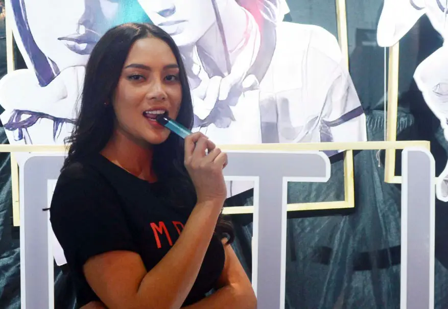 Tekuni Bisnis, Artis...