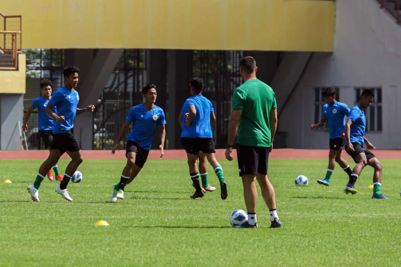 Melihat Latihan Timnas...