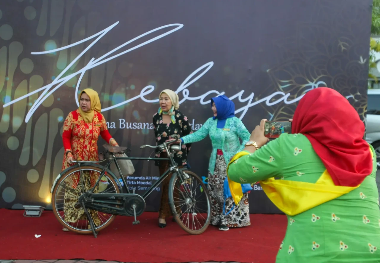 Ratusan Perempuan dari...