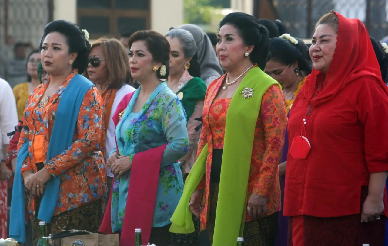 Ratusan Perempuan dari...