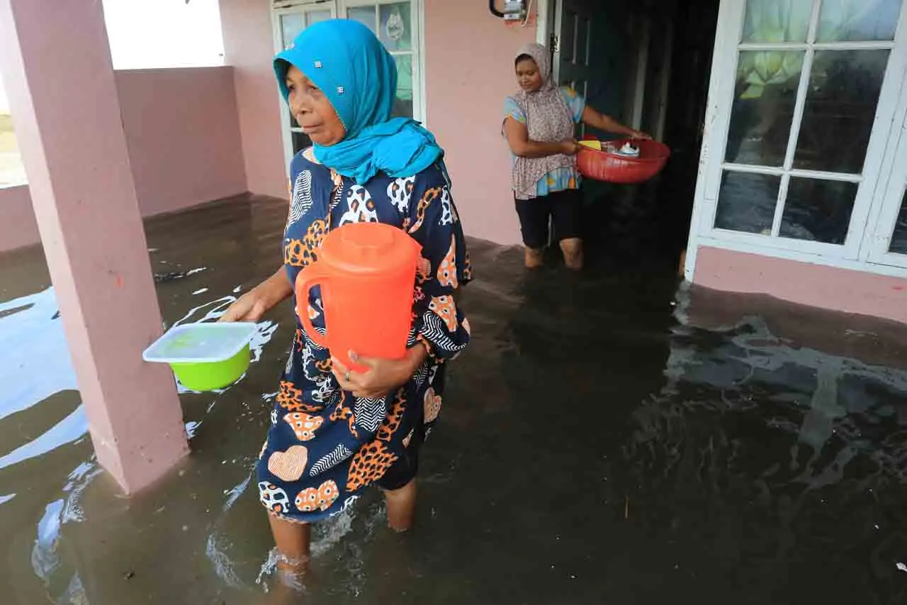 Gelombang Pasang Terjang...