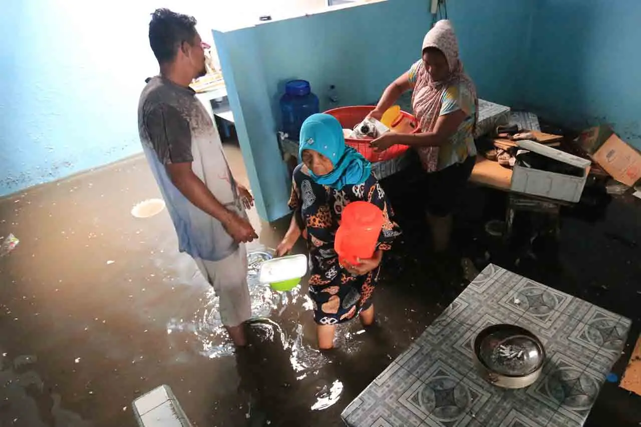 Gelombang Pasang Terjang...