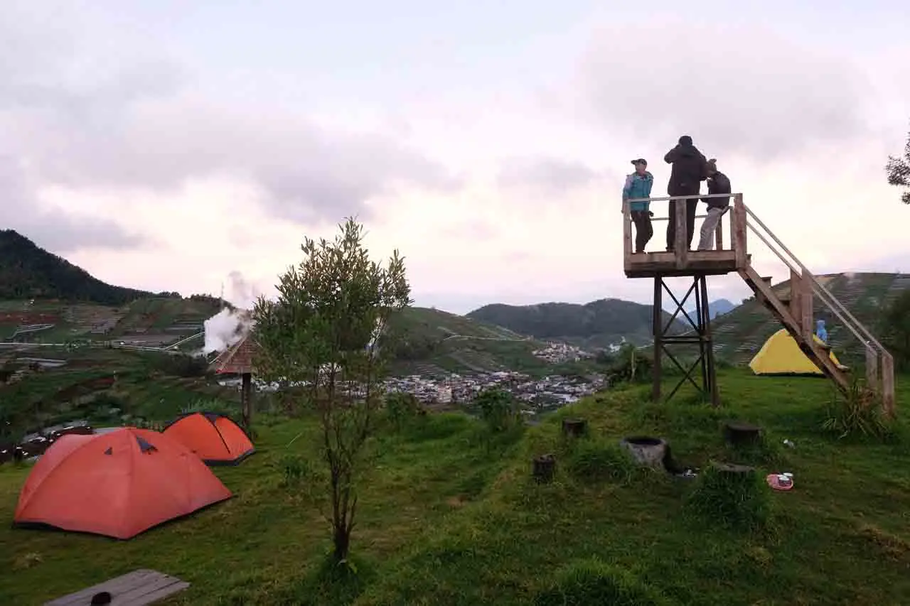 Menikmati Panorama Kawasan...