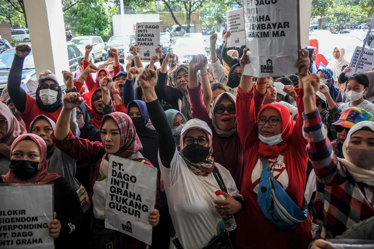 Tolak Penggusuran, Emak-emak...