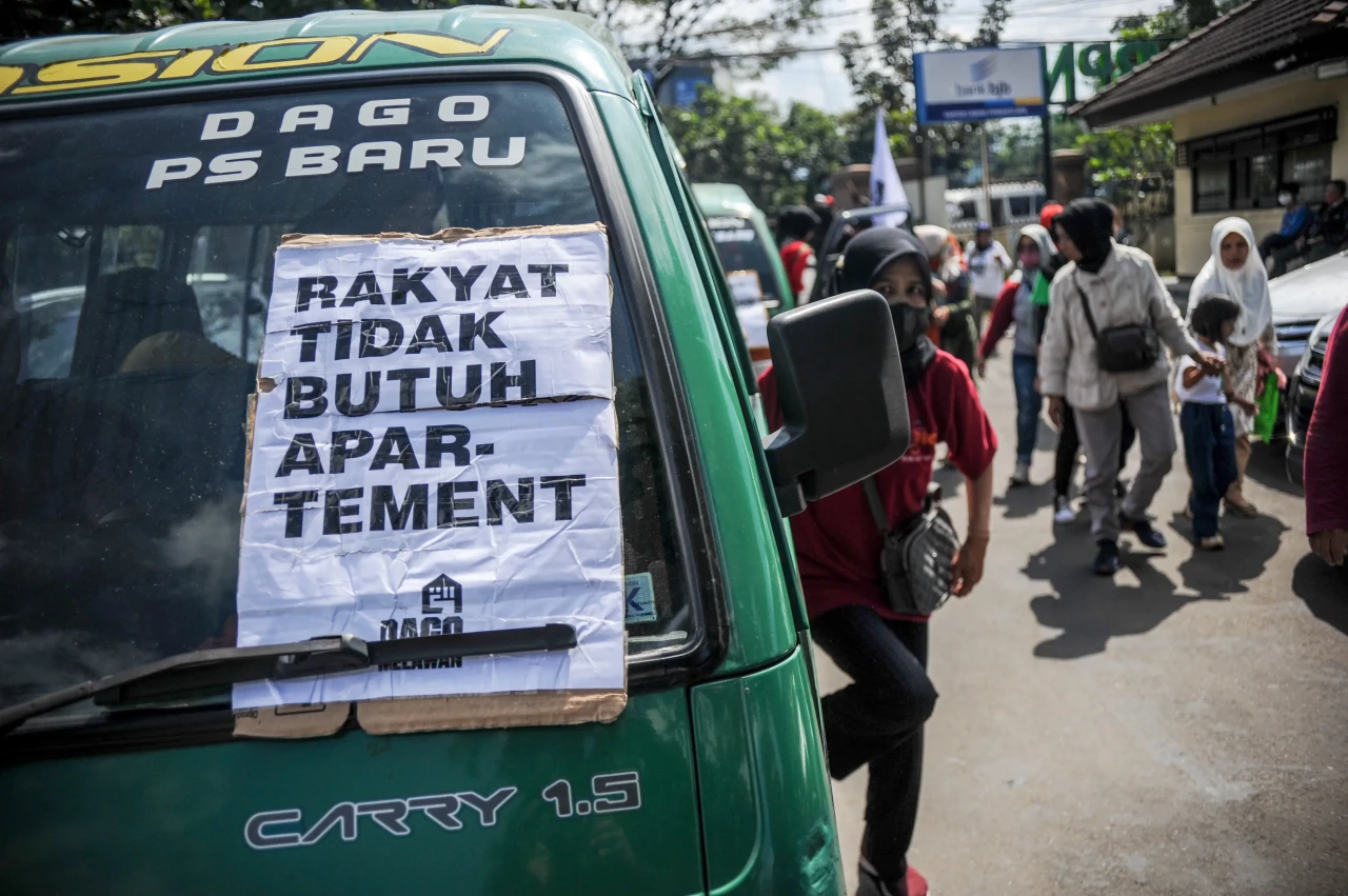 Tolak Penggusuran, Emak-emak...