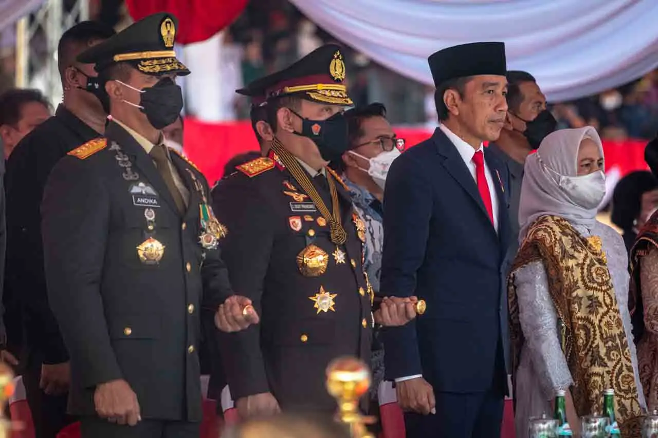 Jokowi Pimpin Upacara...