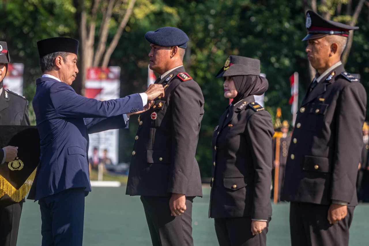 Jokowi Pimpin Upacara...