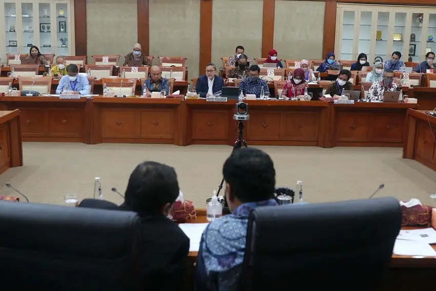 Rapat Perdana dengan...