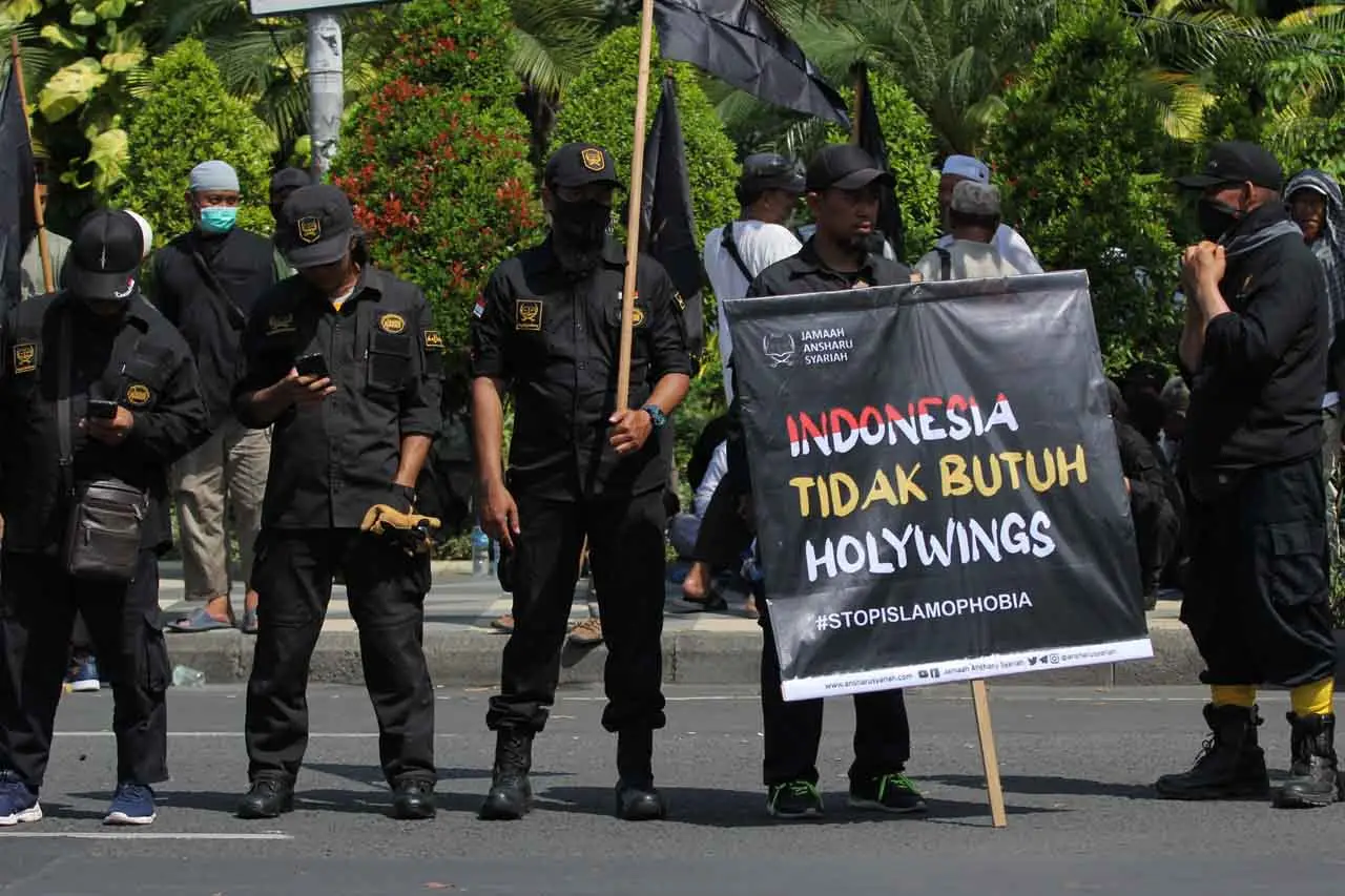 Aksi Tuntut Gerai Holywings...