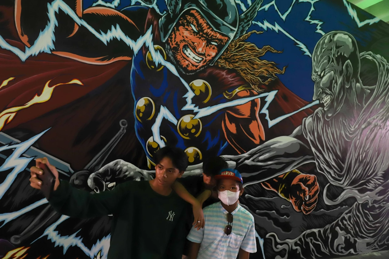 Mural Bertema Thor Hiasi...