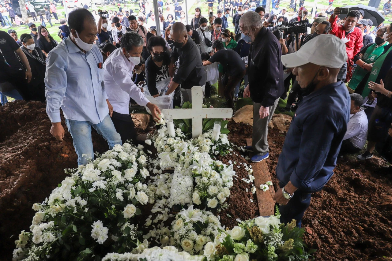 Lagu Widuri Iringi Pemakaman...
