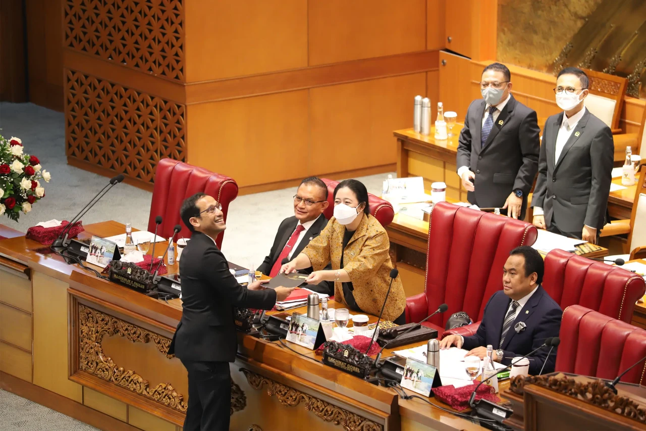 DPR Sahkan RUU Pendidikan...