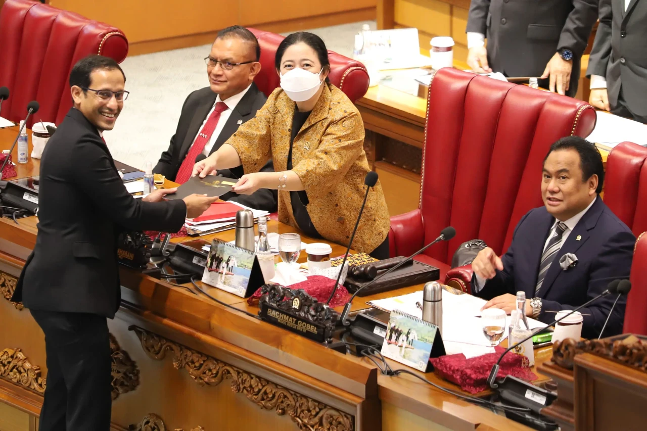 DPR Sahkan RUU Pendidikan...