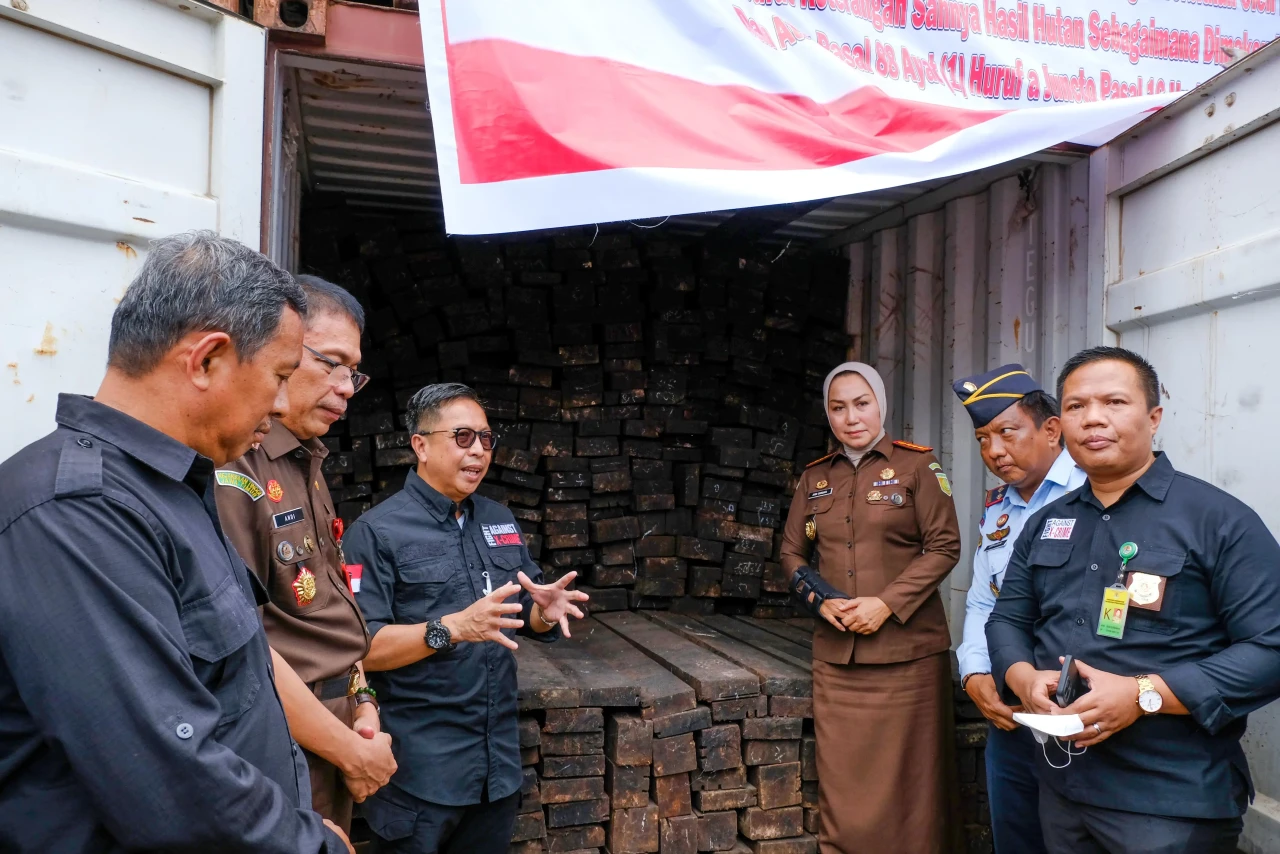 Penyitaan Kayu Ilegal...