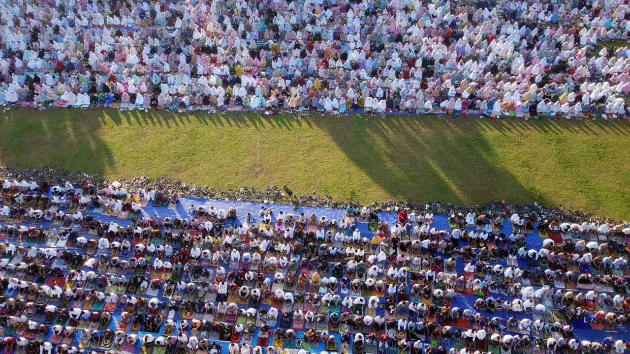 Warga Depok Gelar Salat...