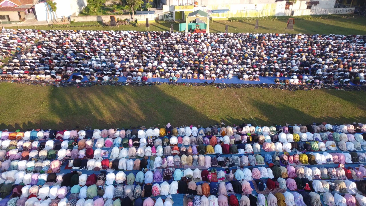 Warga Depok Gelar Salat...