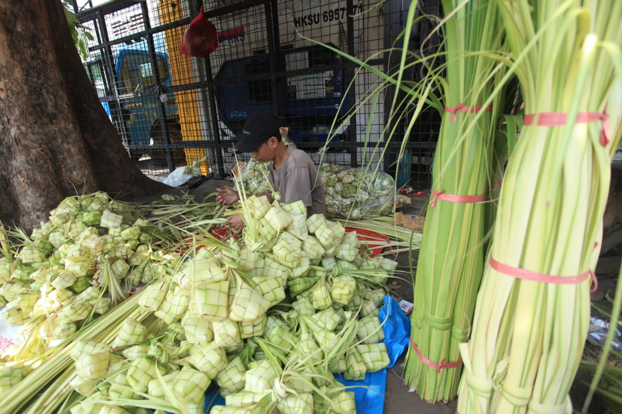 Pedagang Bungkus Ketupat...