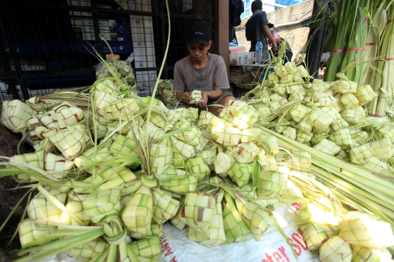 Pedagang Bungkus Ketupat...