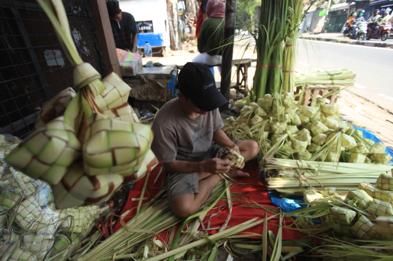 Pedagang Bungkus Ketupat...