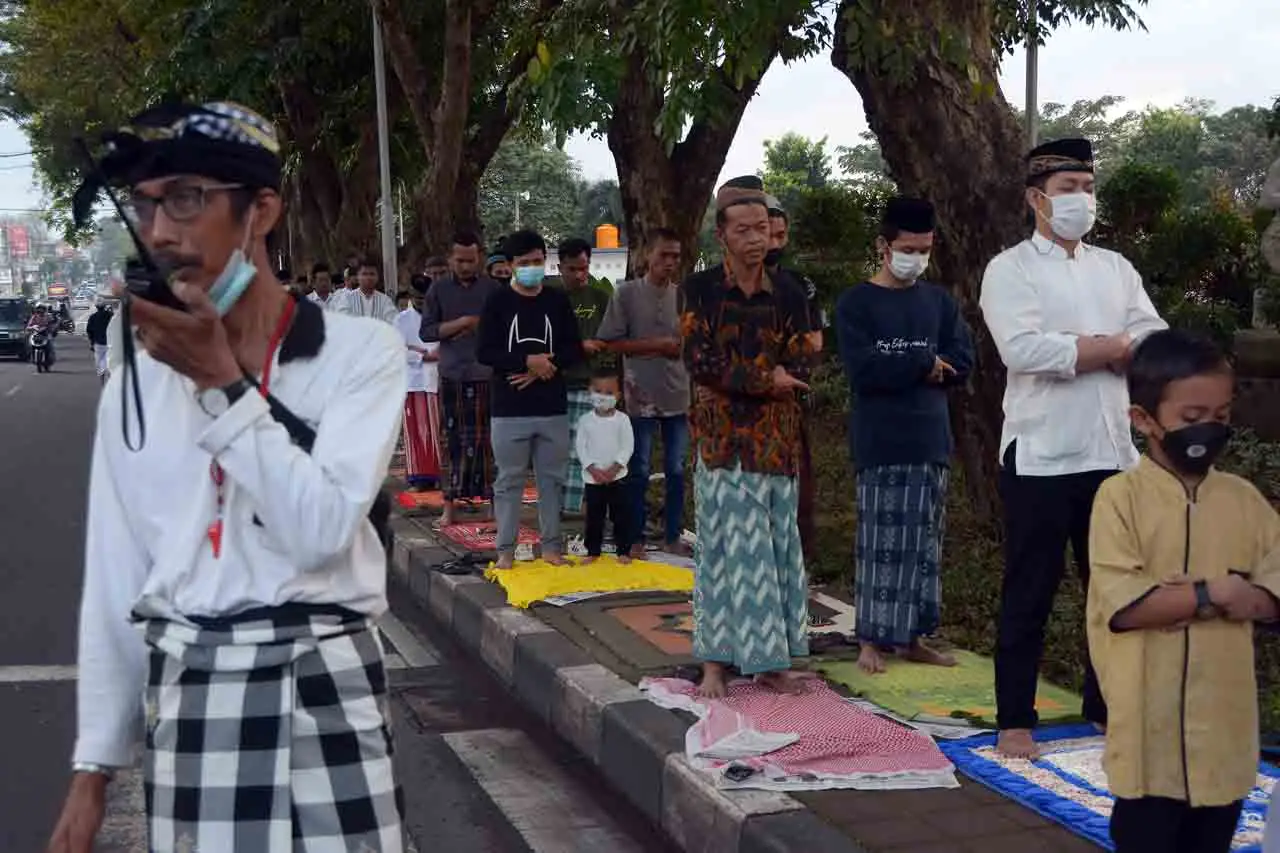 Pecalang Berjaga Saat...