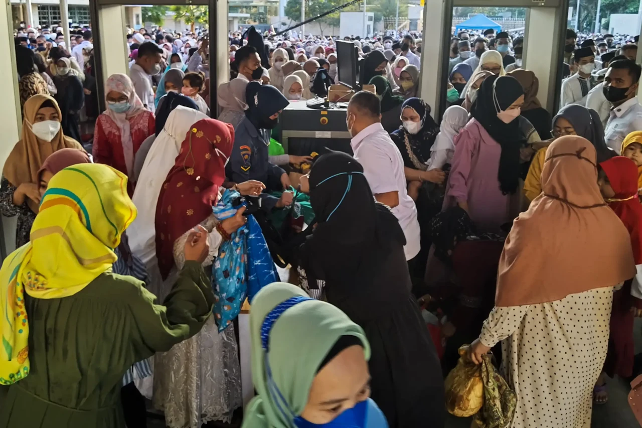 Ribuan Umat Islam Padati...