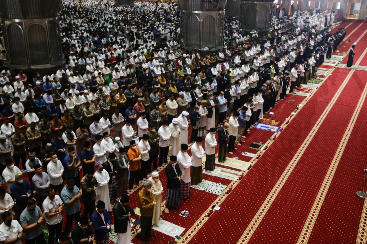 Presiden Jokowi Salat...