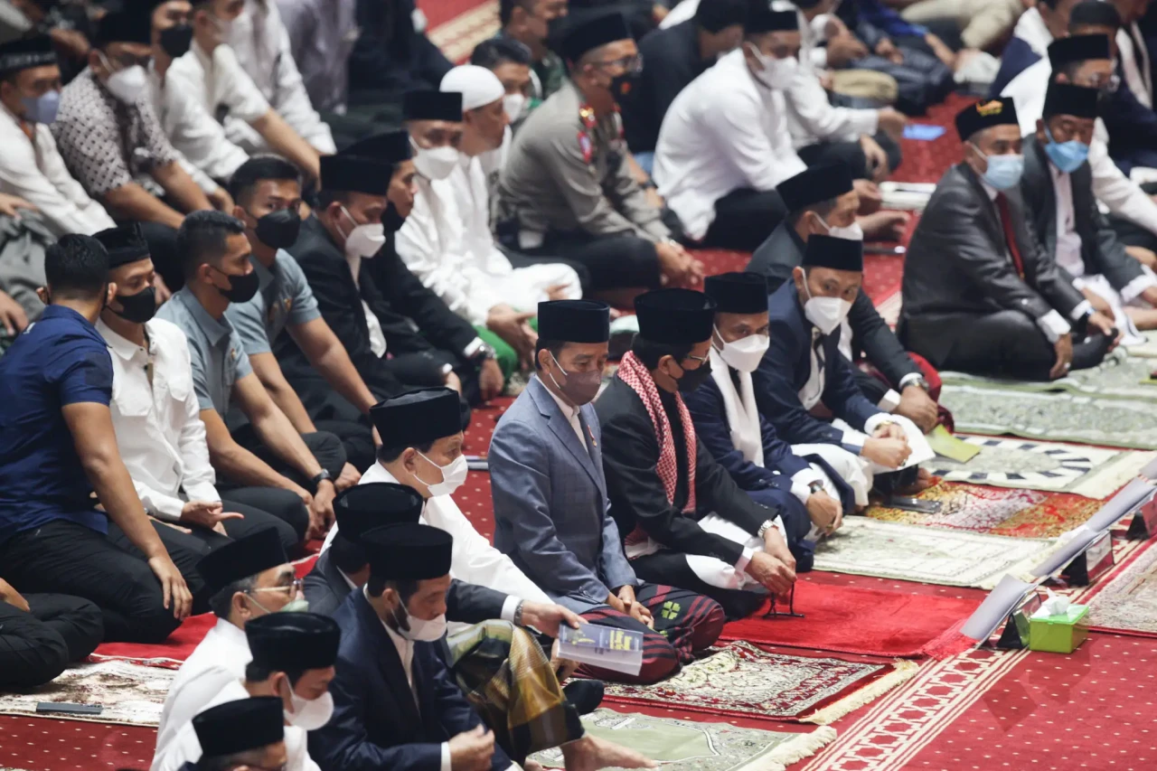 Presiden Jokowi Salat...